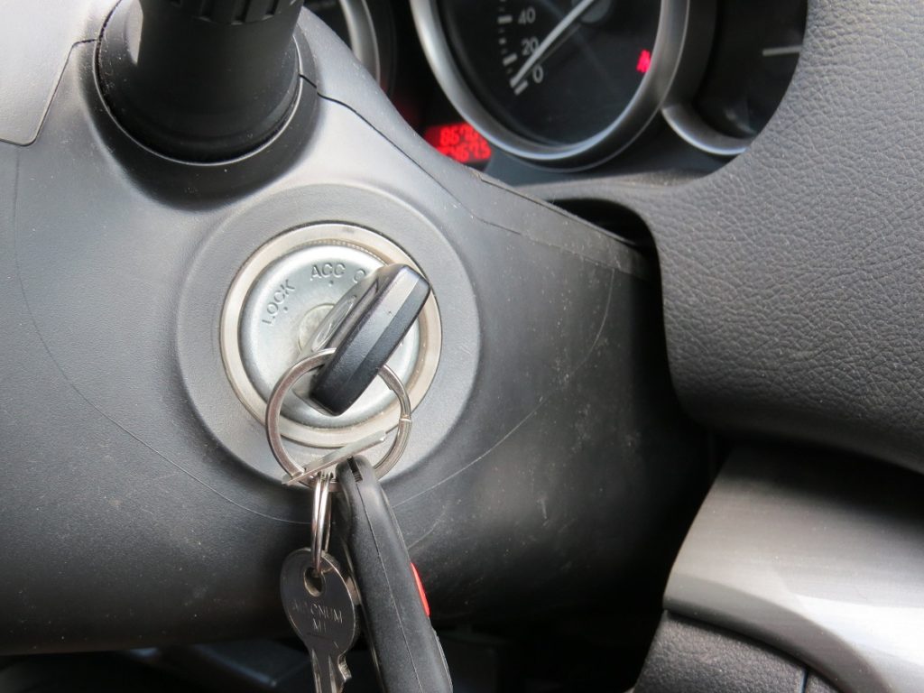 Mechanical car key switch